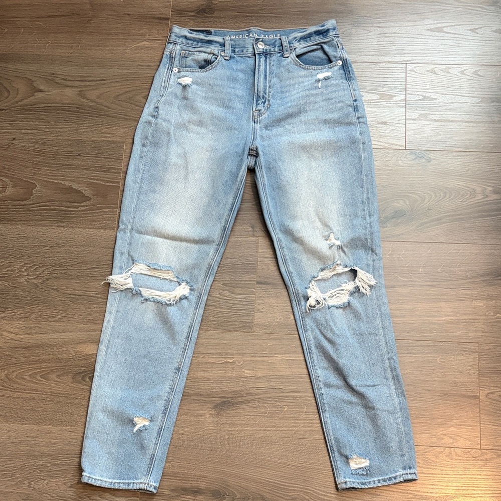 American Eagle Light Wash Distressed Mom Jeans Size 2 Regular
